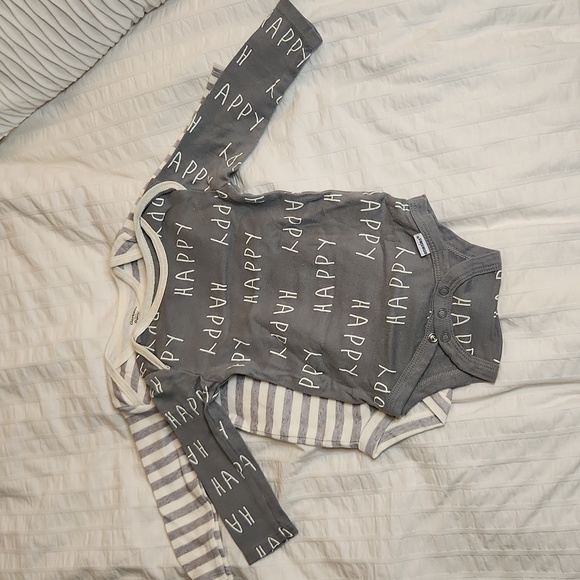 Gerber organics long sleeve onesies - Picture 1 of 3